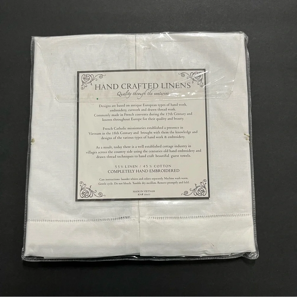 Christmas Poinsetta Guest Towels Set Of 2 Linen Blend 14” x 20” Embroidered NIP